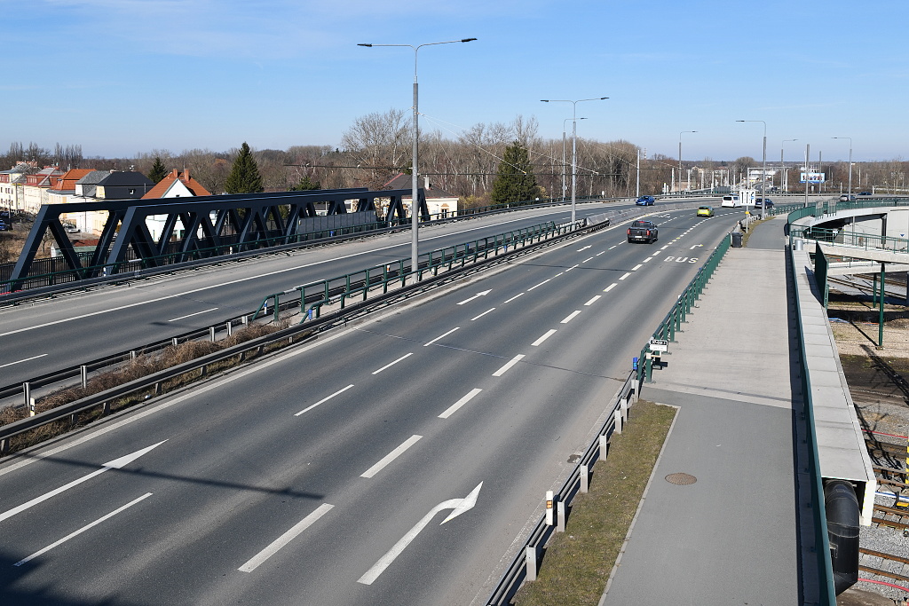 Pemostn trati Praha - Pardubice, vlevo nov eleznin most na trati Chrudim - Rosice nad Labem