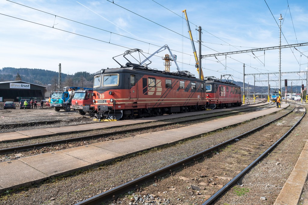 V 80 letech bn obrzek, dvojice (tehdy) slovenskch postrkovch lokomotiv ady 121 (077+084) pravideln zajdly z Pchova na rannm rychlku Dukla (ze SSSR) a na Vsetn. Samotn se pak vracely zpt do Pchova.