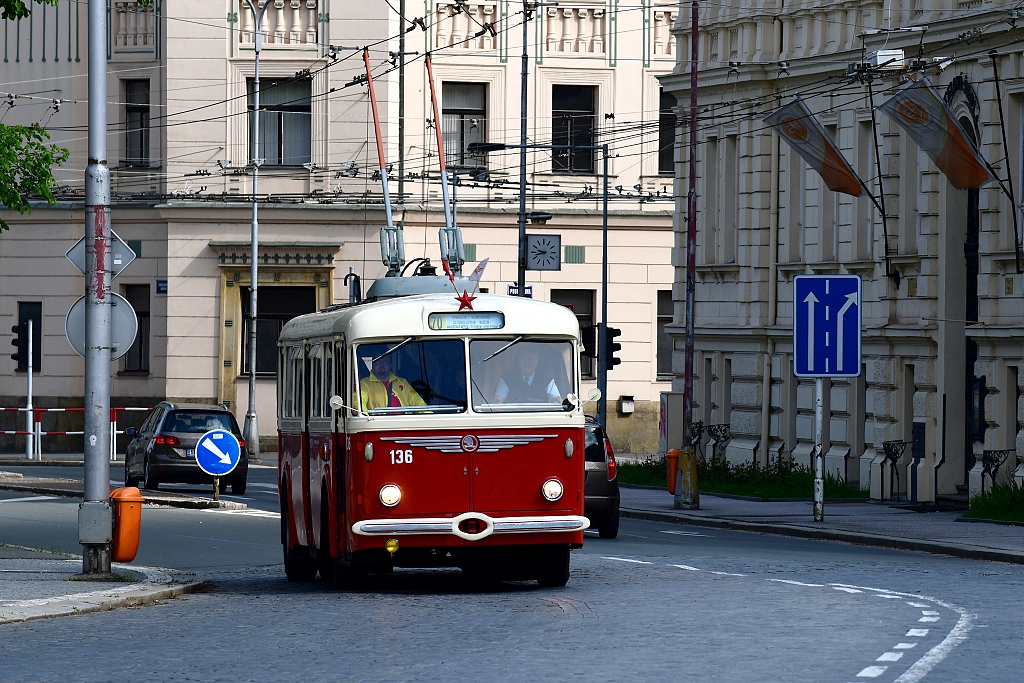 Trolejbus  8Tr9, zde zachycen na ulici eskoslovensk armdy u budovy krajskho soudu
