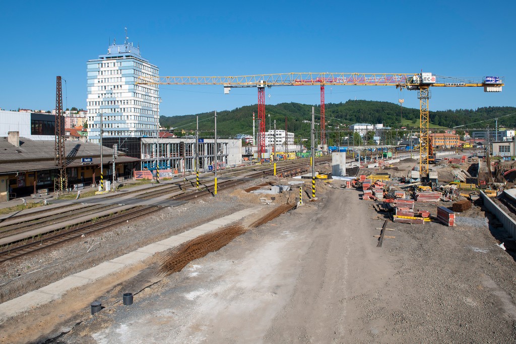 Vlevo betonov zklad pro hranu nstupit, v pozad hrub stavba dopravnho terminlu - Vsetn (3.6. 2023)