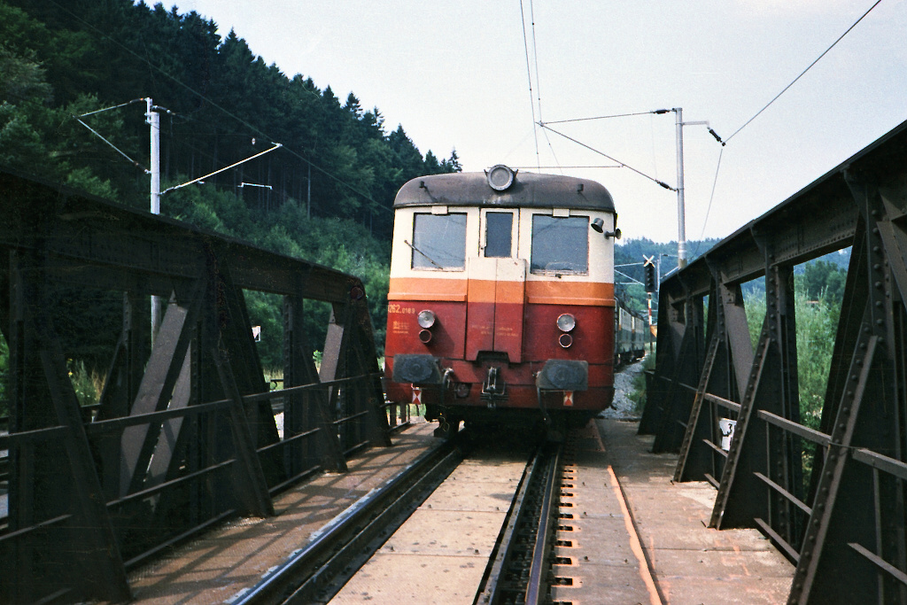 M262.0189 st u Vsetna (6.8. 1990) - vlakov E669.2105 + E669.2100 + E669.2099