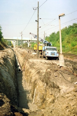 Cerhenice -Vstavba svodnho potrub pod nstupitm u koleje .1, pohled smr Praha (18.9 1997)