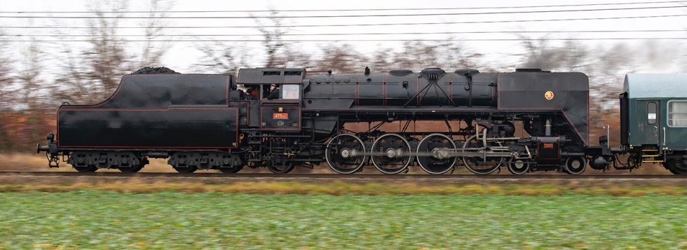 Druh den po zatovac zkouce se vydal historick vlak v ele s lokomotivou 475.111 z Rosic nad Labem do Hradce Krlov a zpt 