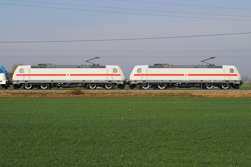 Lokomotivy 146.551 a 146.554 Traxx ve zbarven pro IC vlaky DB - Velim (18.4. 2013) 