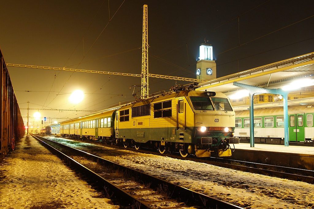 150.023 Hradec Krlov (2.12. 2005) - v ptek veer se lokomotivy ady 150 podvaly s osobnm vlakem i do Pardubic