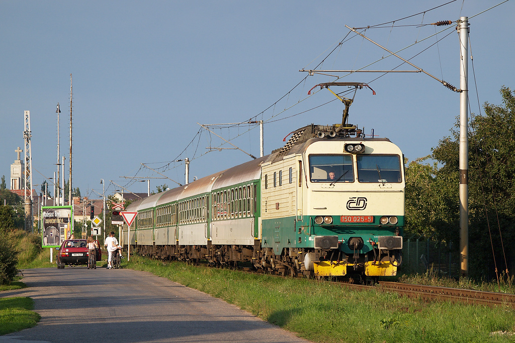 150.025 Hradec Krlov (19.8. 2005) - rozjd svj vlak ze stanice Hradec Krlov do Prahy