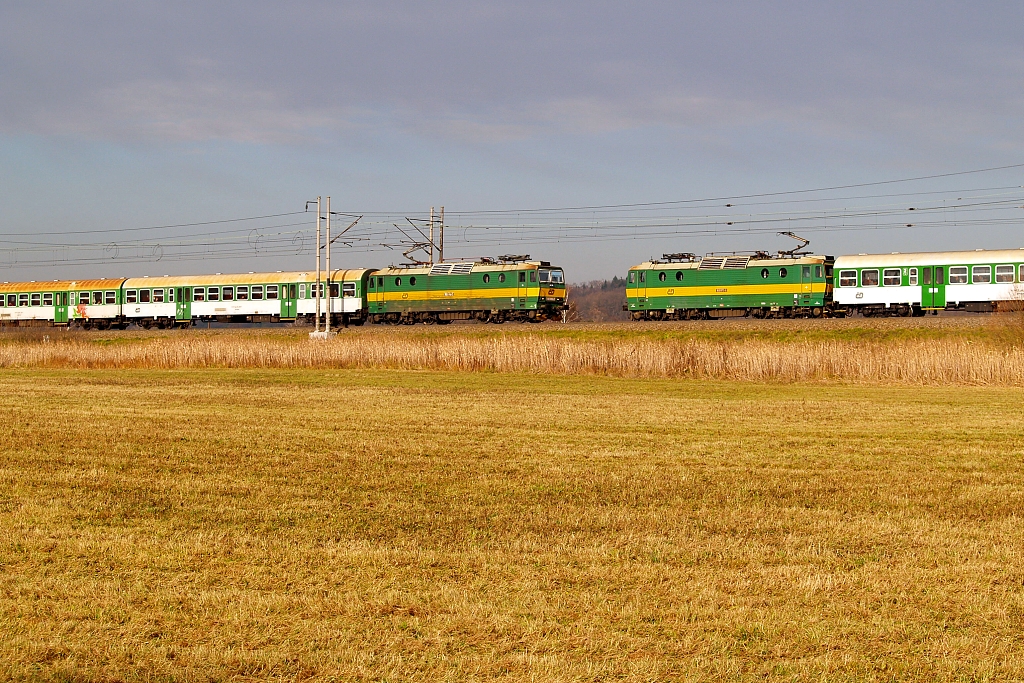 163.068 Dobkov (24.11. 2006) - setkn dvou osobnch vlak, protijedouc s lokomotivou 163.073     