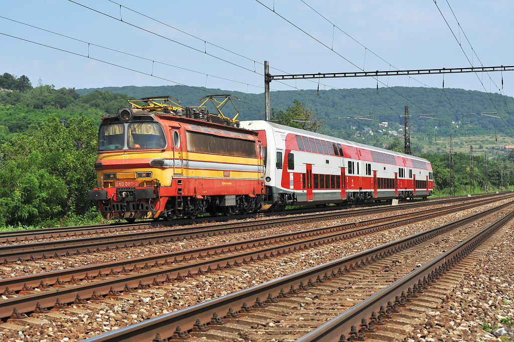 240.089 Bratislava Mlad Garda (10.7. 2013) - na Os 3026 z Leopoldova do Bratislavy jako nhrada za lokomotivu ady 263 (381)