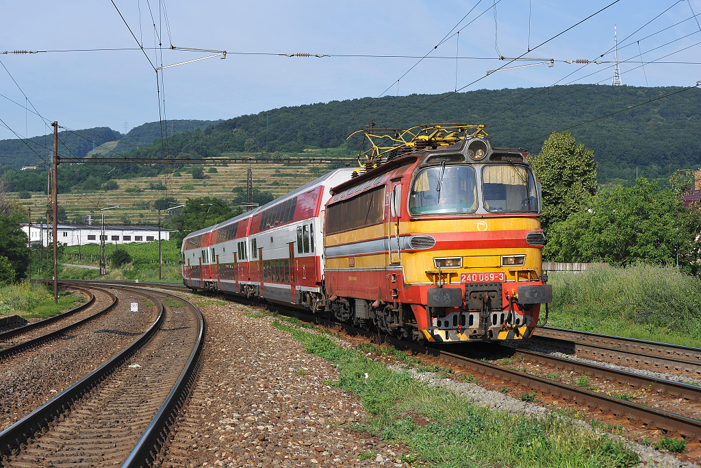 240.089 Bratislava Vinohrady (10.7. 2013) - na Os 2011 ze stanice Kty do Leopoldova jako nhrada za lokomotivu 263 (381)