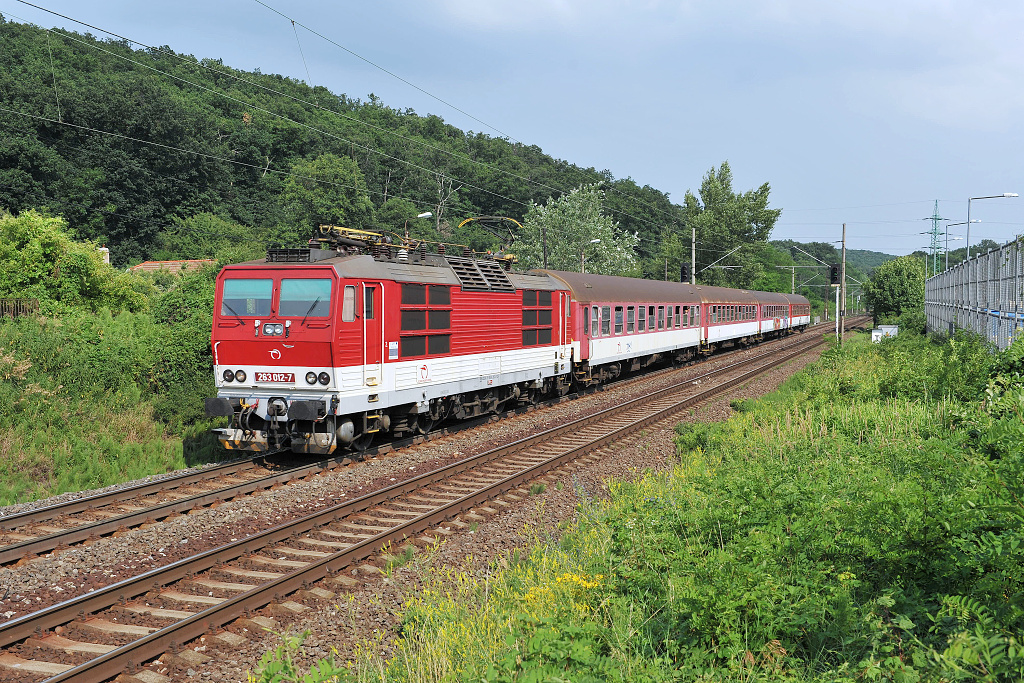 263.012 Bratislava Lama (7.7. 2013) - nasazen na klasick souprav Os 2020 z Bratislavy do stanice Kty