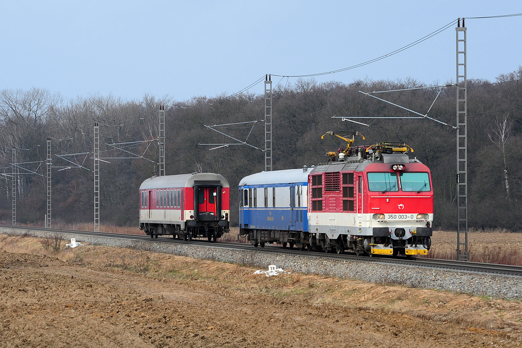 Zkoukm modernizovanho rychlkovho vozu asistovala bratislavsk 350.003, zde pi zenm odpojen osobnho vozu od soupravy - Velim (15.1. 2015) 