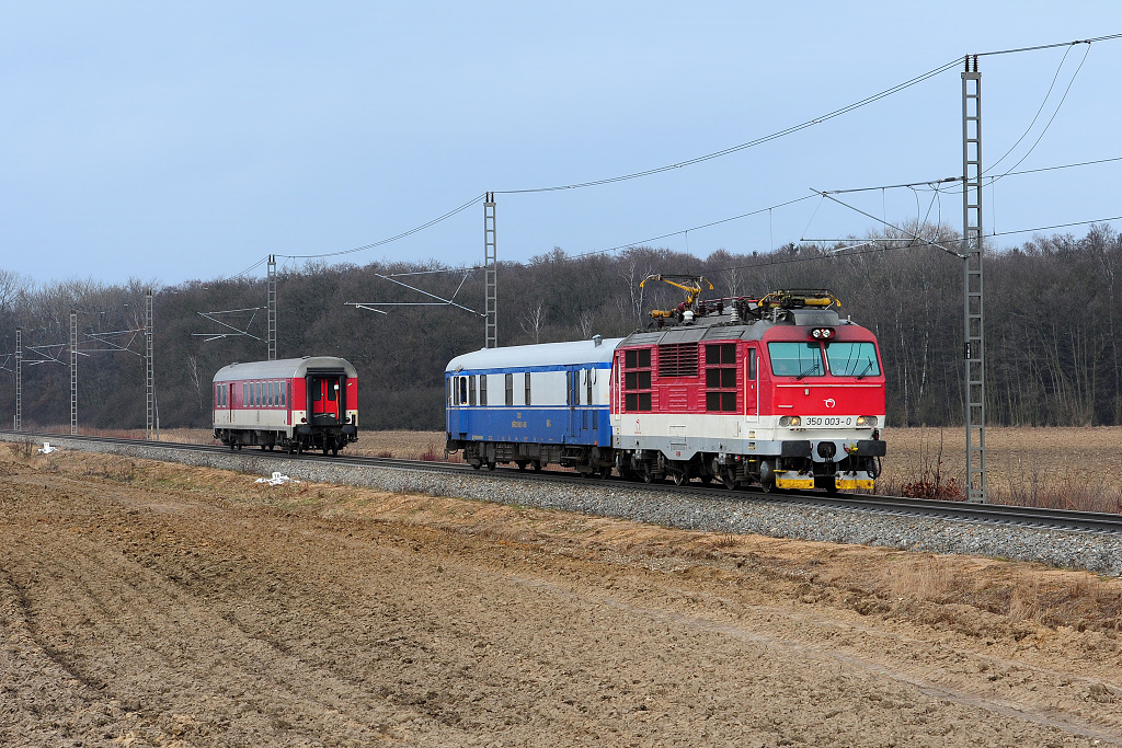 Po odpojen vozu se zastavuje po stovkch metr i lokomotiva s mcm vozem