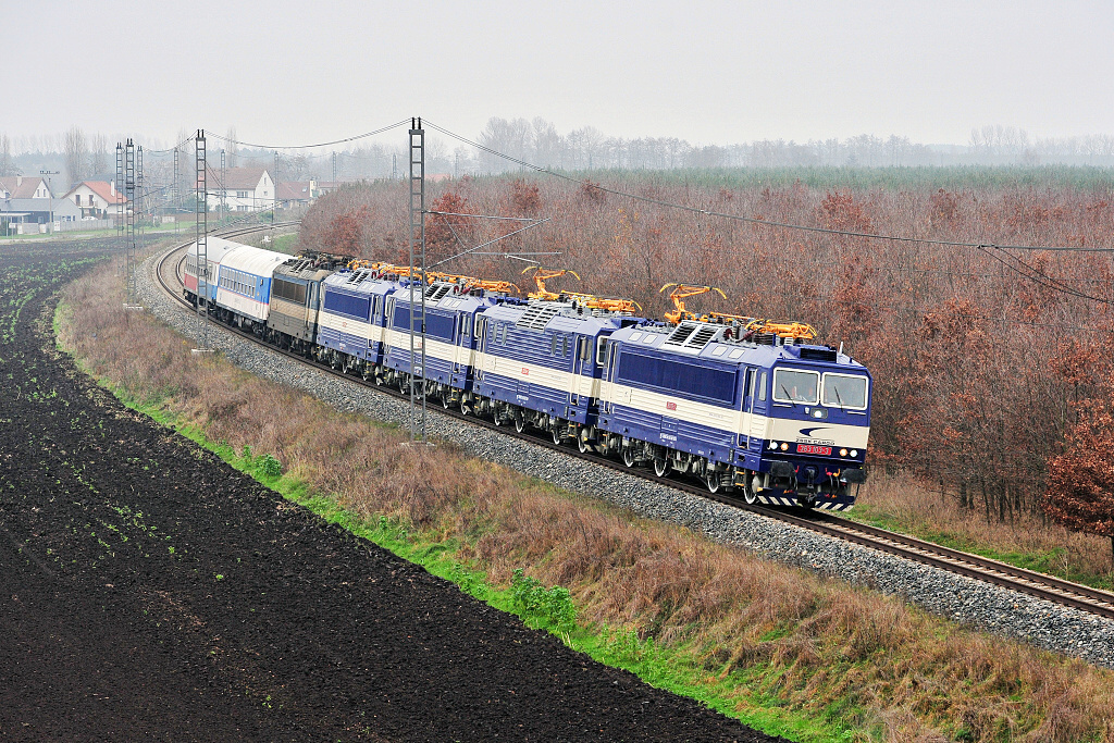 Nkolik kodovckch dvousystmov lokomotivy z osmdestch let ady 363 jezd u slovenskho dopravce ZSSK Cargo - 363.103,104,142,138,106 a dvma mcmi vozy, Velim (29.11. 2014)