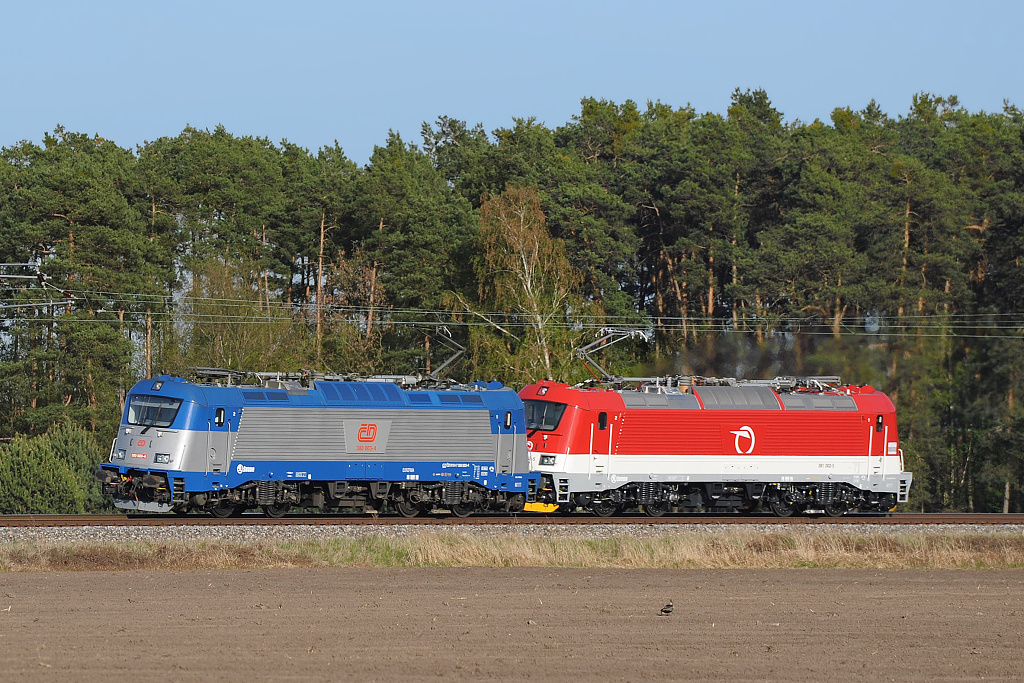 Zkouky slovensk mutace lokomotivy 380 D pod oznaenm 381.002 ZSSK, kter asistovala modr 380.003 D Velim (26.4. 2012)