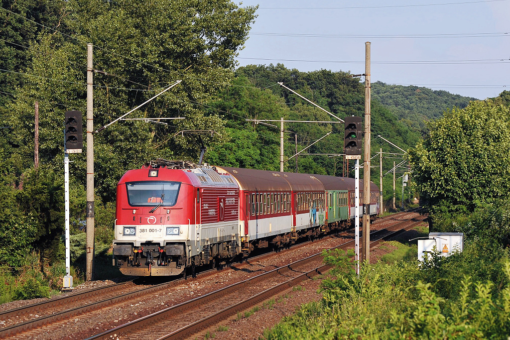 381.001 Lama (7.7. 2013) - Os 2024 z Bratislavy do stanice Kty na (pro tyto lokomotivy) netradinm vkonu