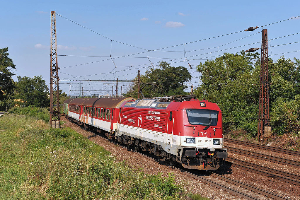 381.001 Bratislava Vinohrady (8.7 2013) - Os 3038 z Leopoldova do Bratislavy na (pro tyto lokomotivy) netradinm vkonu