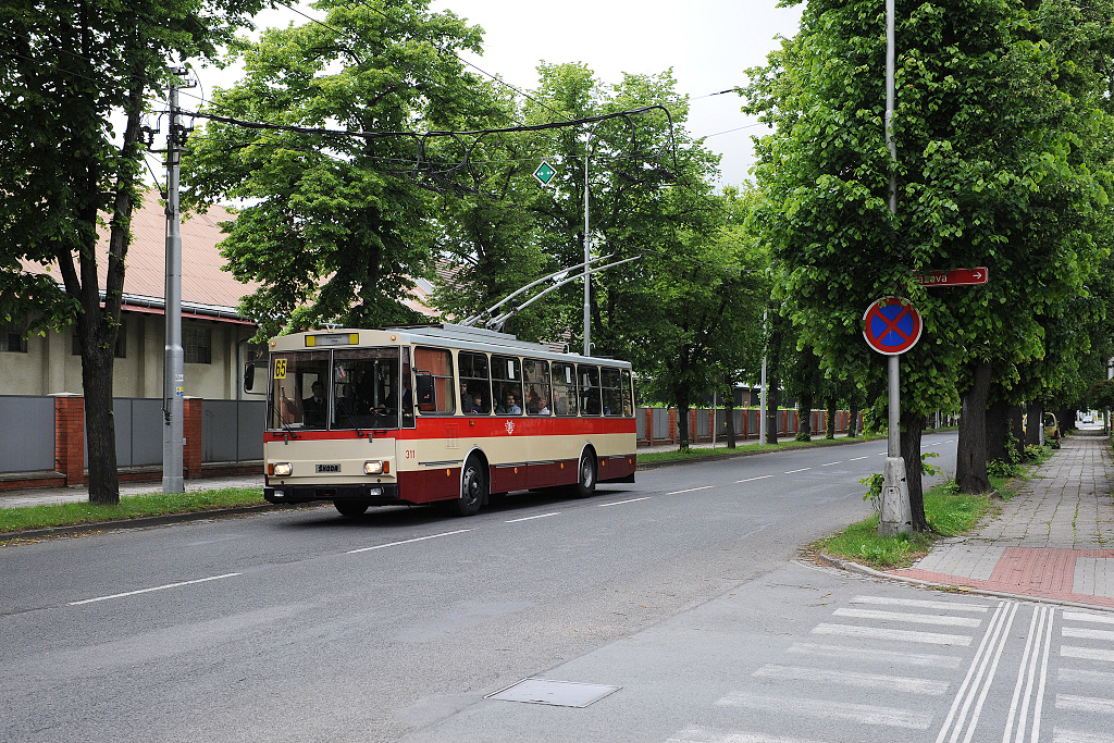 Trolejbus 14Tr nedaleko dopravnho podniku v ulici Pouchovsk