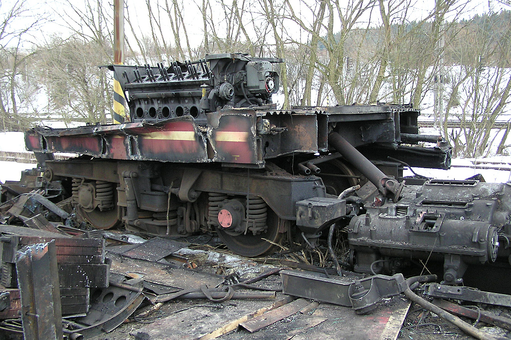 850.004 Doln Hriov (22.2. 2004) - hnan podvozek s motorem druhho zlikvidovanho vozu