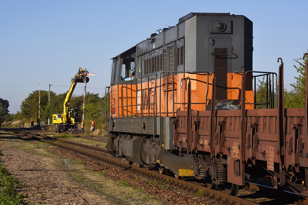 Prjezd lokomotivy 741.501 s vozy na kolejnice smrem do Opona pod Orlickmi horami (12.9. 2018)