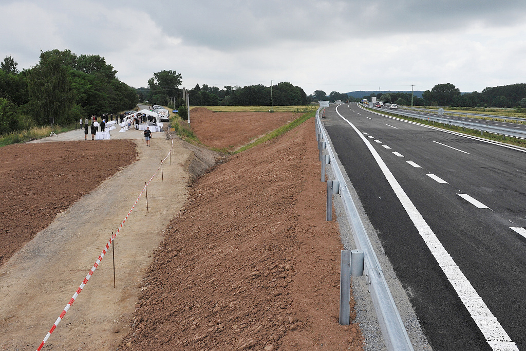 Silnice I/37 Bezhrad-Opatovice (4.7. 2013) - vlevo pvodn silnice, vpravo nov zprovozovan typruh