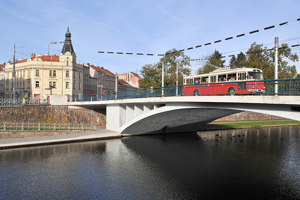 Historick trolejbus Tr 9 na Tyrov mostu v Hradci Krlov (5.10. 2013)