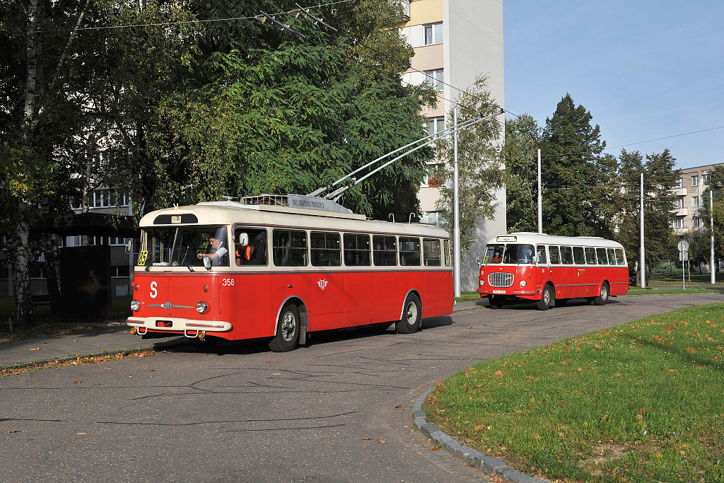 Trolejbus Tr 9 spolen s autobusem  706 RTO (5.10. 2013) - Sdlit Sever, konen linky 85 