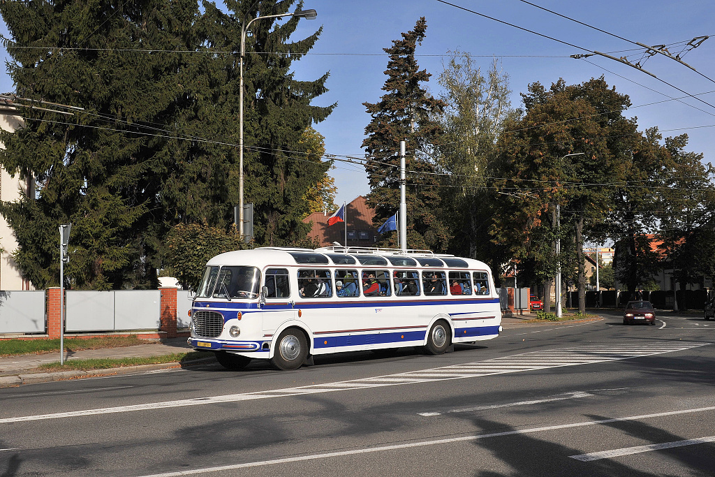 Zapjen historick autokar KODA 706 RTO LUX - v ulici Buzuluck