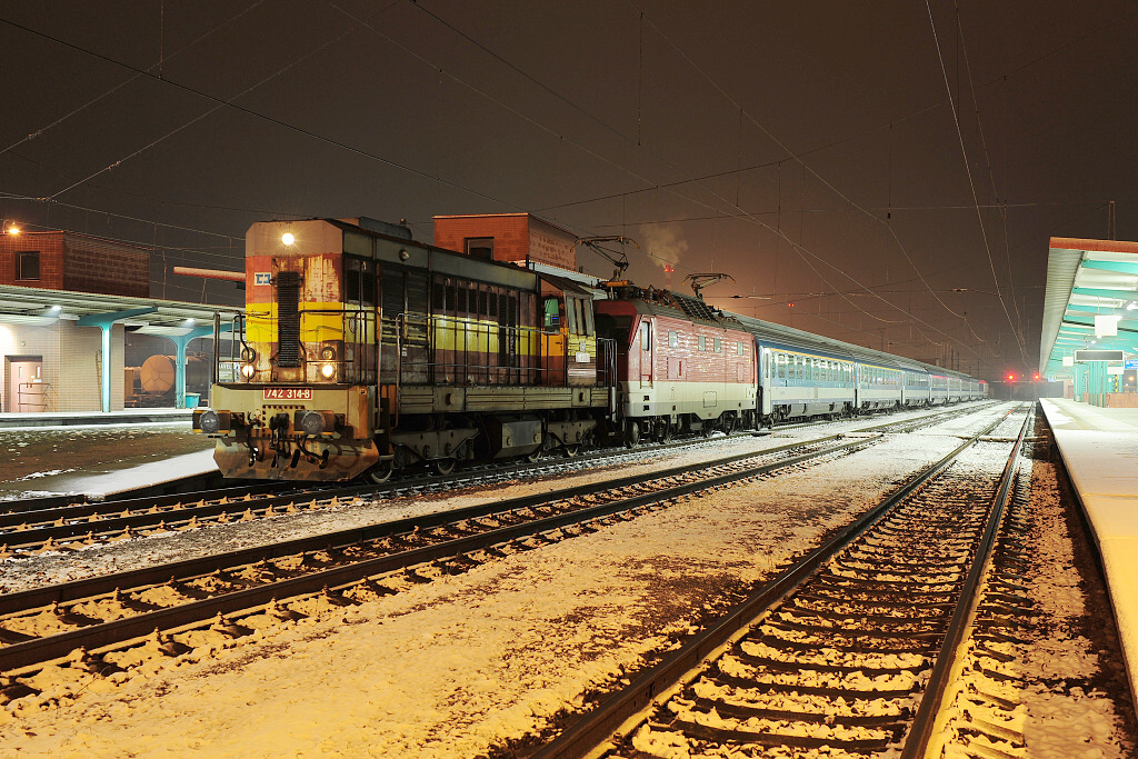 EC 175 s motorovou lokomotivou D Cargo 742.314 a vlakovou ady 350 