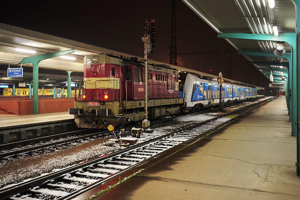 Osobn dopravu mezi HK a Pardubicemi zajiovaly RegioPantery s pomoc lokomotiv ady 742 a 714