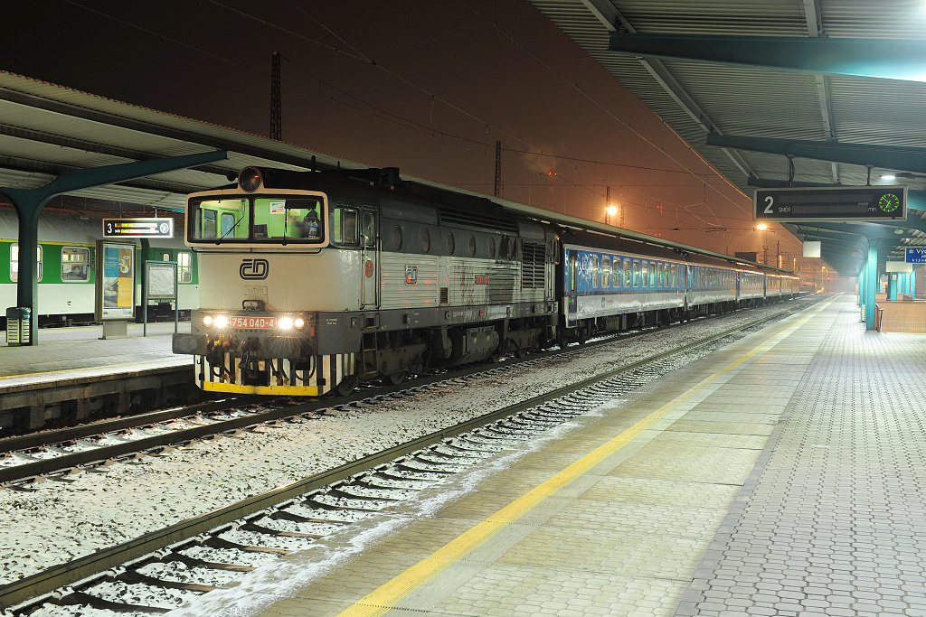 EC 153 s motorovou lokomotivou D 754.040