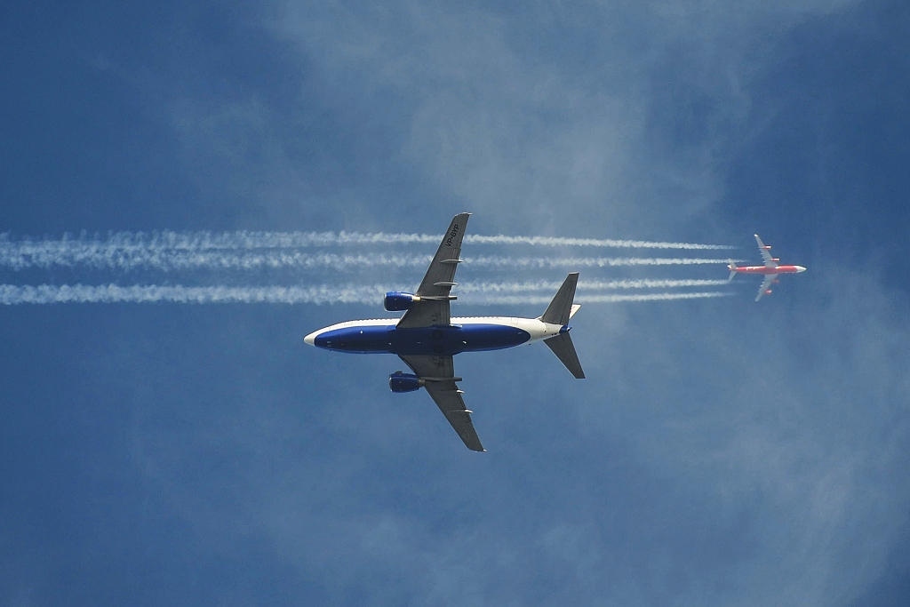 Nkdy sta pohldnout pes hledek objektivu k obloze a vyfotit letadlo a po expozici zjistit, e tam nahoe je opravdu il provoz - (20.2. 2011) Choce