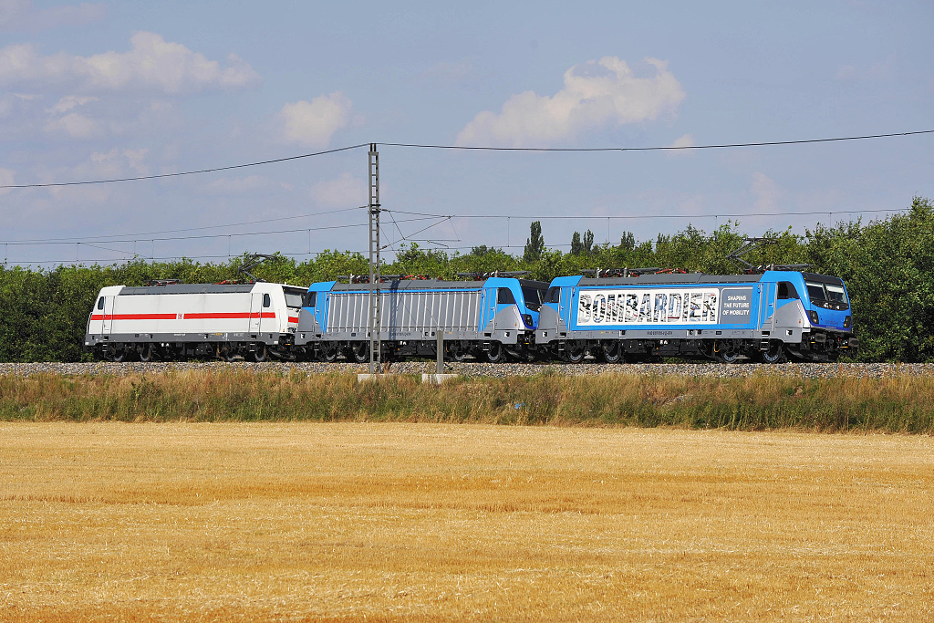 Lokomotivy Bombardier TRAXX 187.003, spolen se 187.001 a 146.551 - Velim (14.8. 2013)