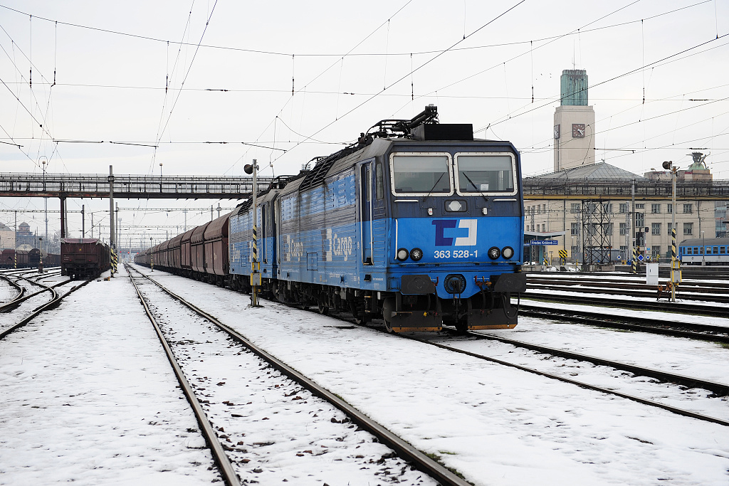363.528 Hradec Krlov (10.1. 2016) - s vlakem Pn 260391, spolen s 363.518 