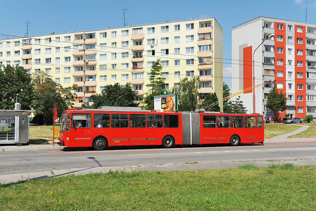 6630 Bratislava (8.7. 2013) - trolejbus koda 15 Tr 13/6M z roku 2001 v zastvce Komrovsk