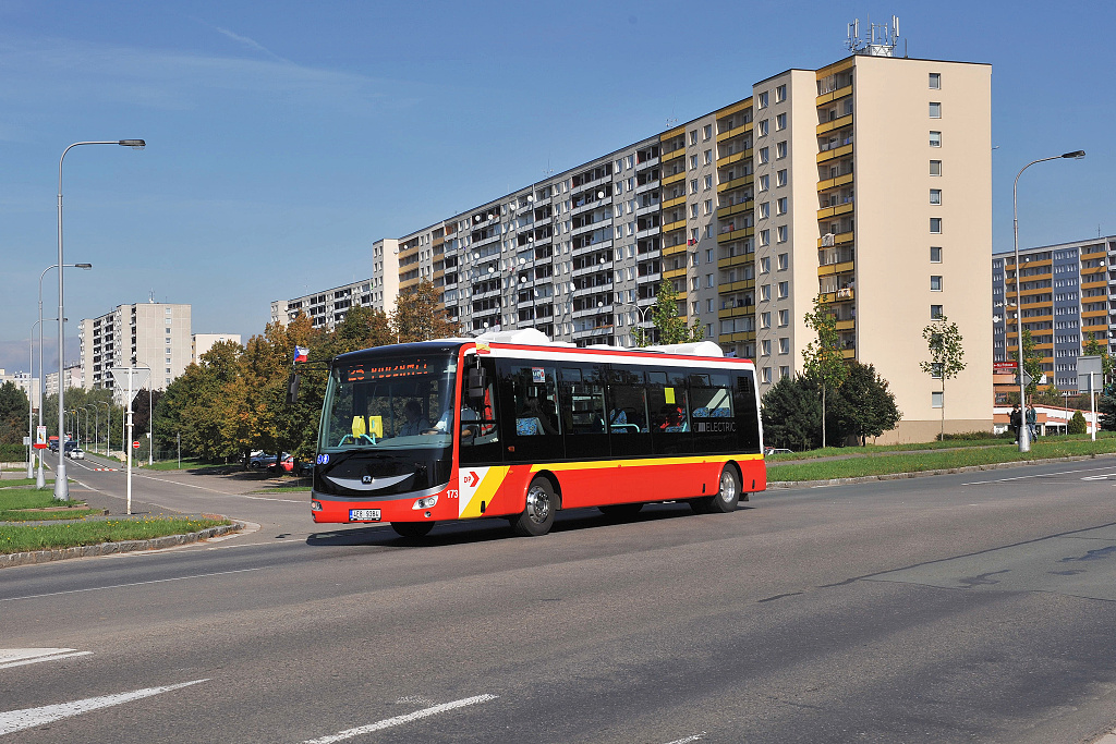Elektrobus prv opustil Beneovu tdu a projd ulic tefnikova (28.9. 2013)