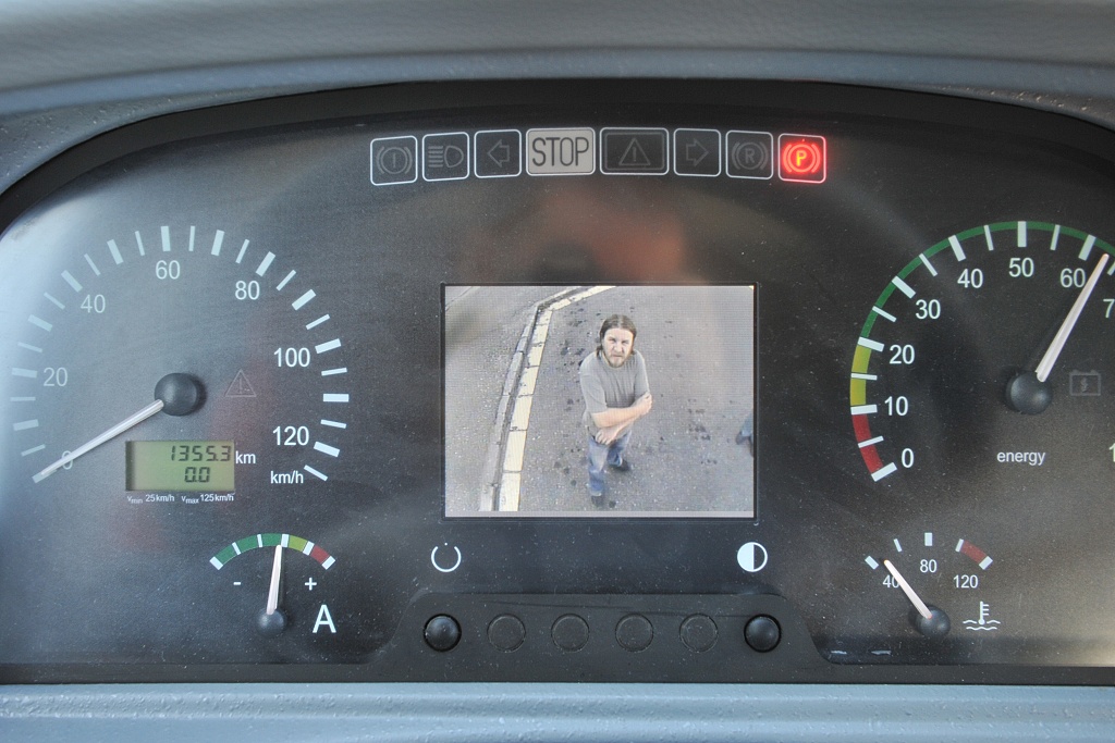 Pepnutm menu je na obrazovce vidt situace za vozidlem (28.9. 2013)