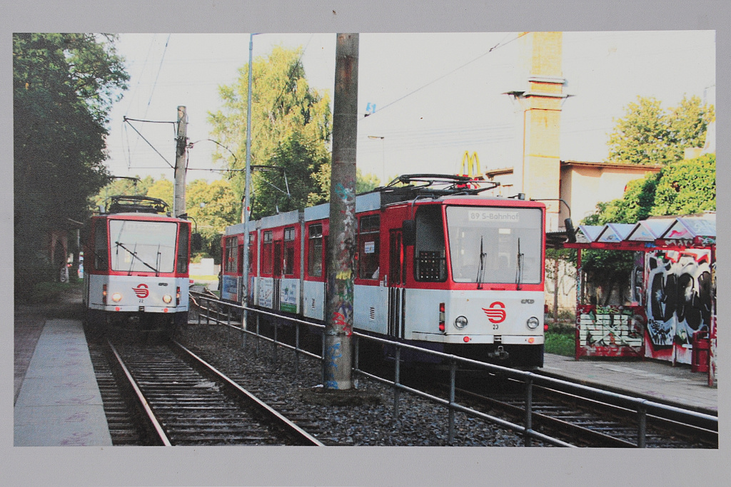 Historick foto s provozem jet nerekonstruovanch tramvaj KT8D5, foto z nstnky na zastvce Hegermhle