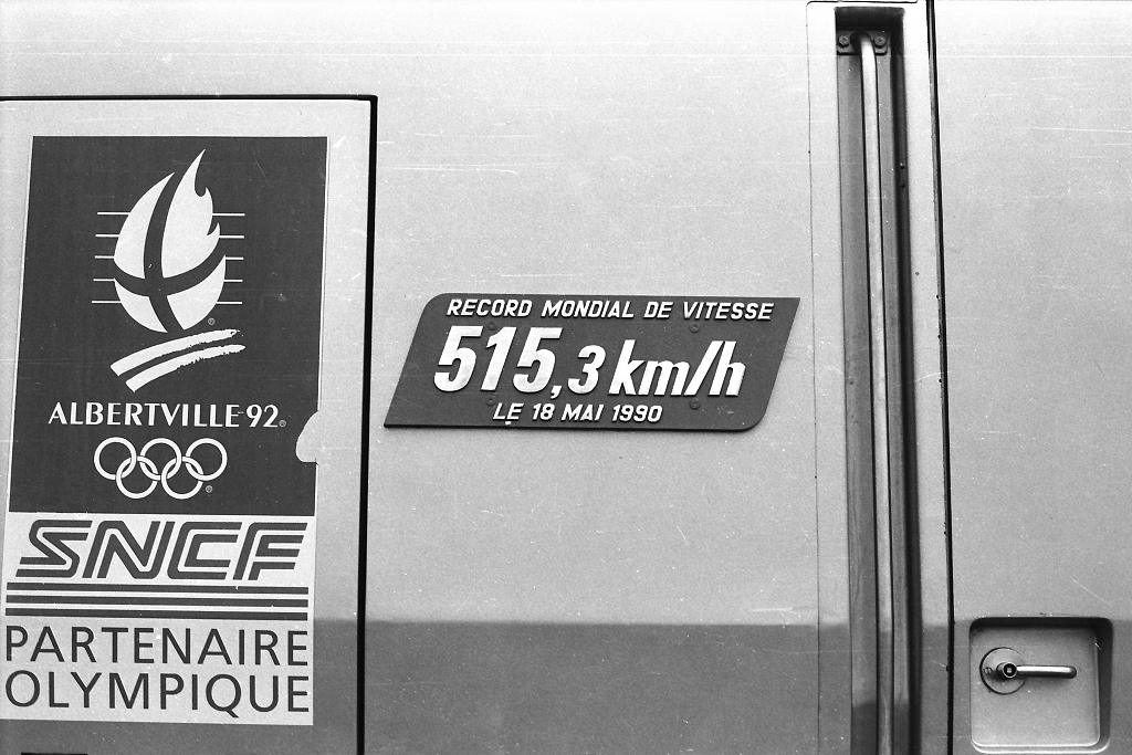 TGV 325 byla v t dob slavn, jej rychlostn rekord 515,3 km/h z roku 1990 pipomnaly tabulky na souprav