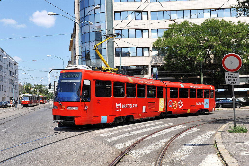 7105 Bratislava (8.7. 2013) - tramvaj typu K2 z roku 1977, v roce 1999 peznaena na typ K2S na lince .2 odstaven na trati z dvodu petrenho pevsu na Florinskm nmst 