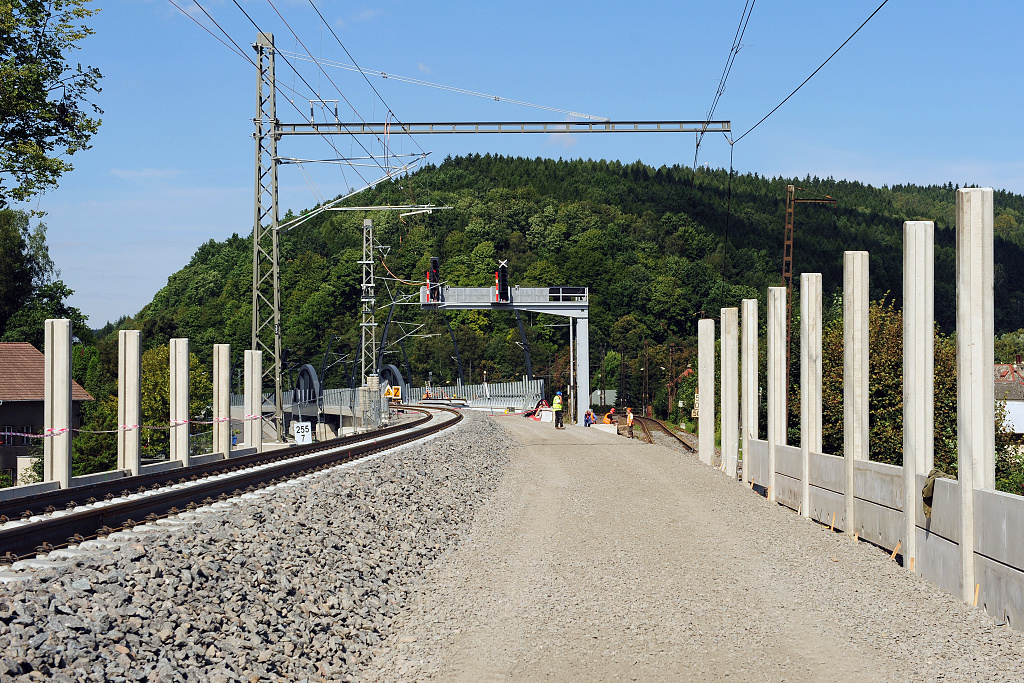 Vlevo nov provozovan kolej .1, vpravo praven eleznin spodek pro kolej .2 s lemujcm zrodky PHS
