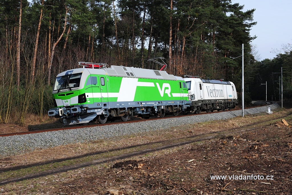 Testovac jzdy lokomotivy 103.301 Siemens uren pro Finsk eleznice (VR - Valtionrautatiet) - spolen s 193.930 na malm zkuebnm okruhu (27.2. 2016)
