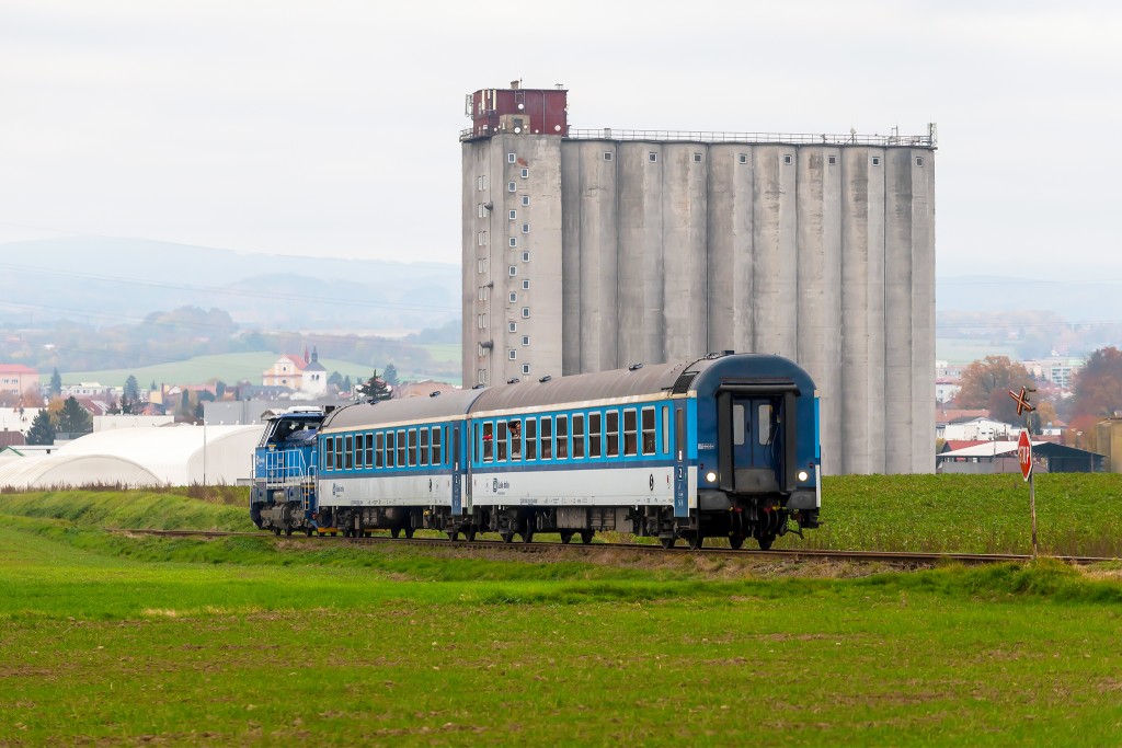 Zpt do Opona soupravu lokomotiva tlaila a nebylo tedy nutn soupravu pi cest zpt do Prahy v Opon ji objdt