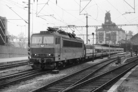 363.122 Praha (9.3. 1991) - se soupravou Talgo Pendular