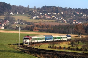 754.061 erven Kostelec (14.11. 2010) - na konci soupravy 754.051