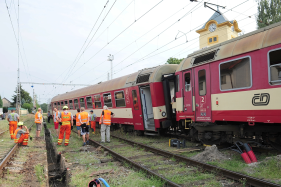 Vykolejen souprava na letohradskm zhlav stanice Tnit (11.8. 2015)