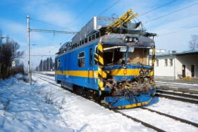 892.013 Tebechovice (14.2. 2003) - po srce s lokomotivou 130.032 za stanic ve smru na HK