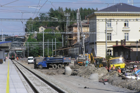 Choce (2.9. 2004) - vpravn budova bhem rekonstrukce stedn sti, vetn psteku