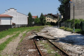 Wieliczka (18.6. 2012) - pvodn zastvka Wieliczka Rynek, dnes zruen a pesunut ped eleznin pejezd (Wieliczka Rynek Kopalnia)